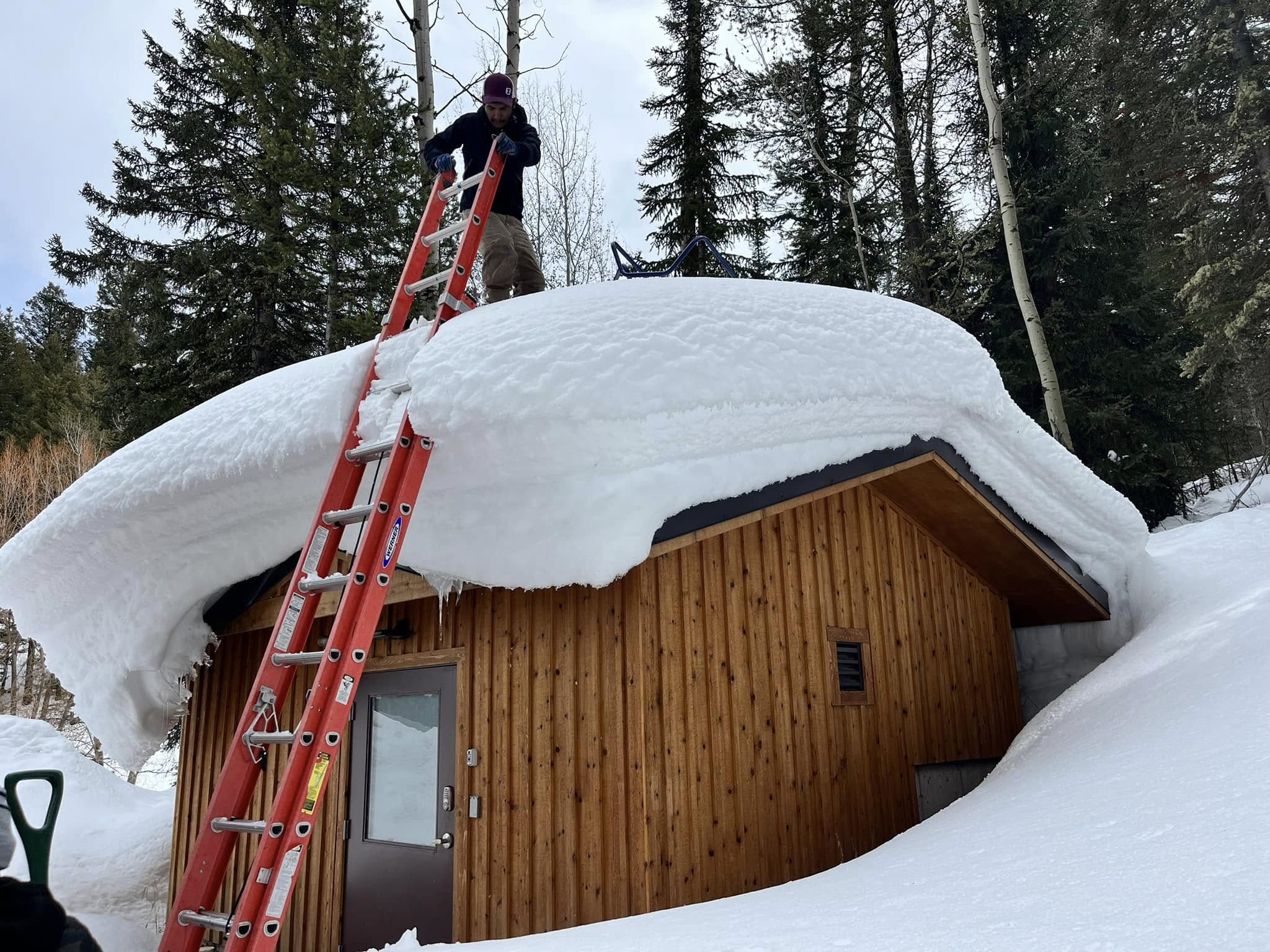 heavy-rooftop-snow-removal-ladder-access-cabin